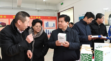 原內(nèi)蒙古自治區(qū)黨委書記李紀恒蒞臨公司考察指導產(chǎn)業(yè)化扶貧工作